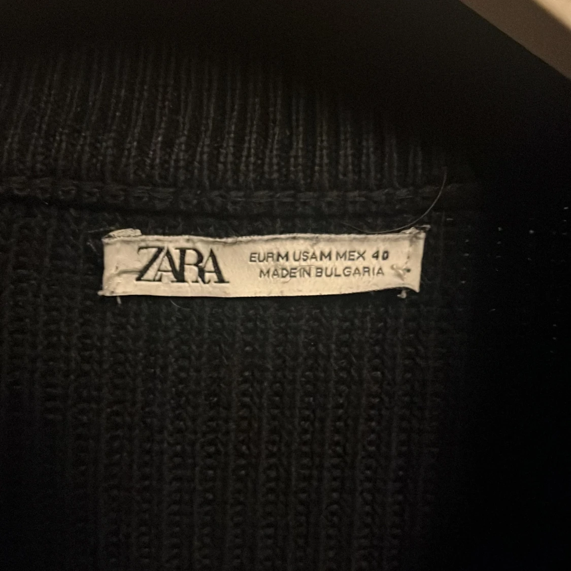 Svart stickad polotröja från Zara - 2