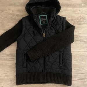 Stickad cardigan jacka - Tja säljer nu denna cardiganen som är perfekt till hösten. Storlek S. Väldigt bra sittande luva.