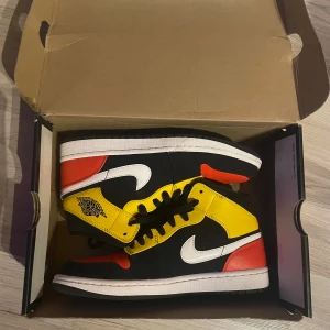 Air Jordan 1 Mid SE - Jordan 1 mid Black Amarillo Orange, did not use much and now they are too small