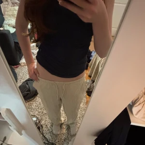 Beiga linnebyxor med snörning - Säljer ett par beiga linnebyxor med avslappnad passform och snörning i midjan. Perfekta för dig som gillar en chill och enkel stil. Lätta och luftiga, passar grymt till varmare dagar.