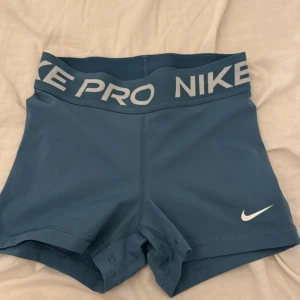 Nike PRO träningsshorts - Ett par nästan helt nya Nike PRO shorts i en super snygg blå/turkos färg, storlek XS men stretchiga, säljer p.g.a att de blivit för små. Skriv om ni är intresserade!!