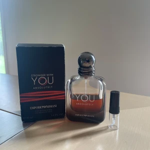 Stronger with you absolutely, sample  - Stronger With You Absolutely – 2ml sample. Det är en intensiv, varm och söt herrdoft med noter av rom, kastanj, lavendel och vanilj. Perfekt för kvällar, dejter eller kalla dagar. Testa doften innan du köper en hel flaska. [10ml för 130kr, 5ml för 70kr, och 2ml för 35kr]