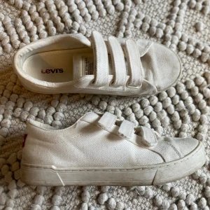 Vita Levi's sneakers med kardborreband - Snygga vita sneakers från Levi's, pris kan diskuteras 🤗