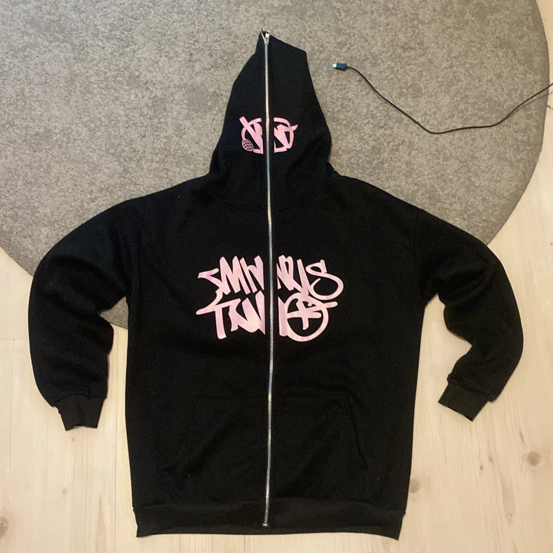 Svart minus two hoodie