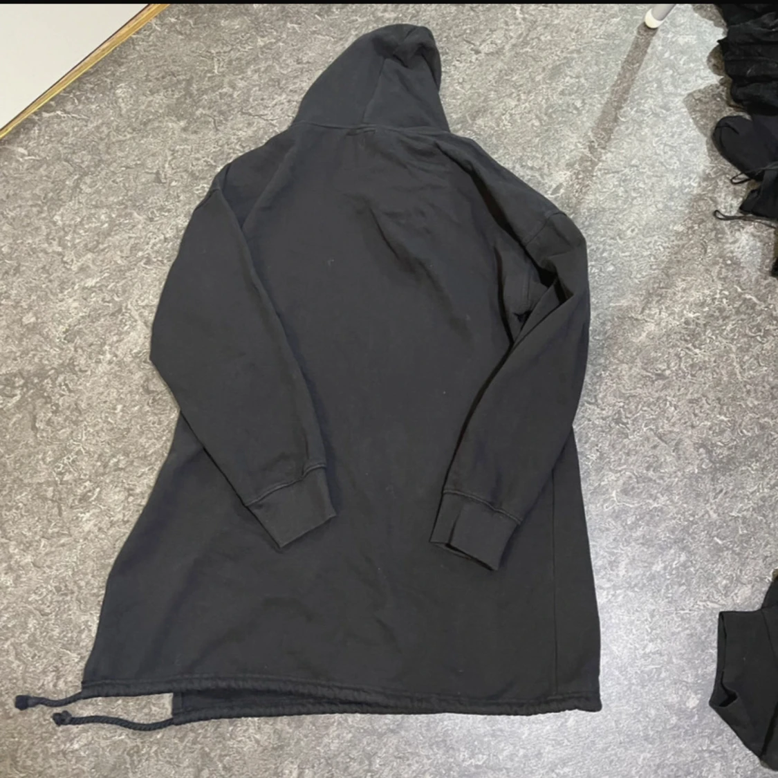 Svart lång hoodie med snörning