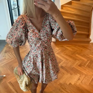 så fin klänning❤️ - Supersöt blommig klänning med rosett i ryggen vilket gör att den passar fler. Endast använd en gång på midsommar och defektfri❤️