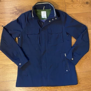 J.Lindeberg fieldjacket - Mycket fint skick, enda defekter syns på sista bilden. Storlek S - sann storlek men kan även passa som M. Kom gärna med prisförslag eller andra frågor!