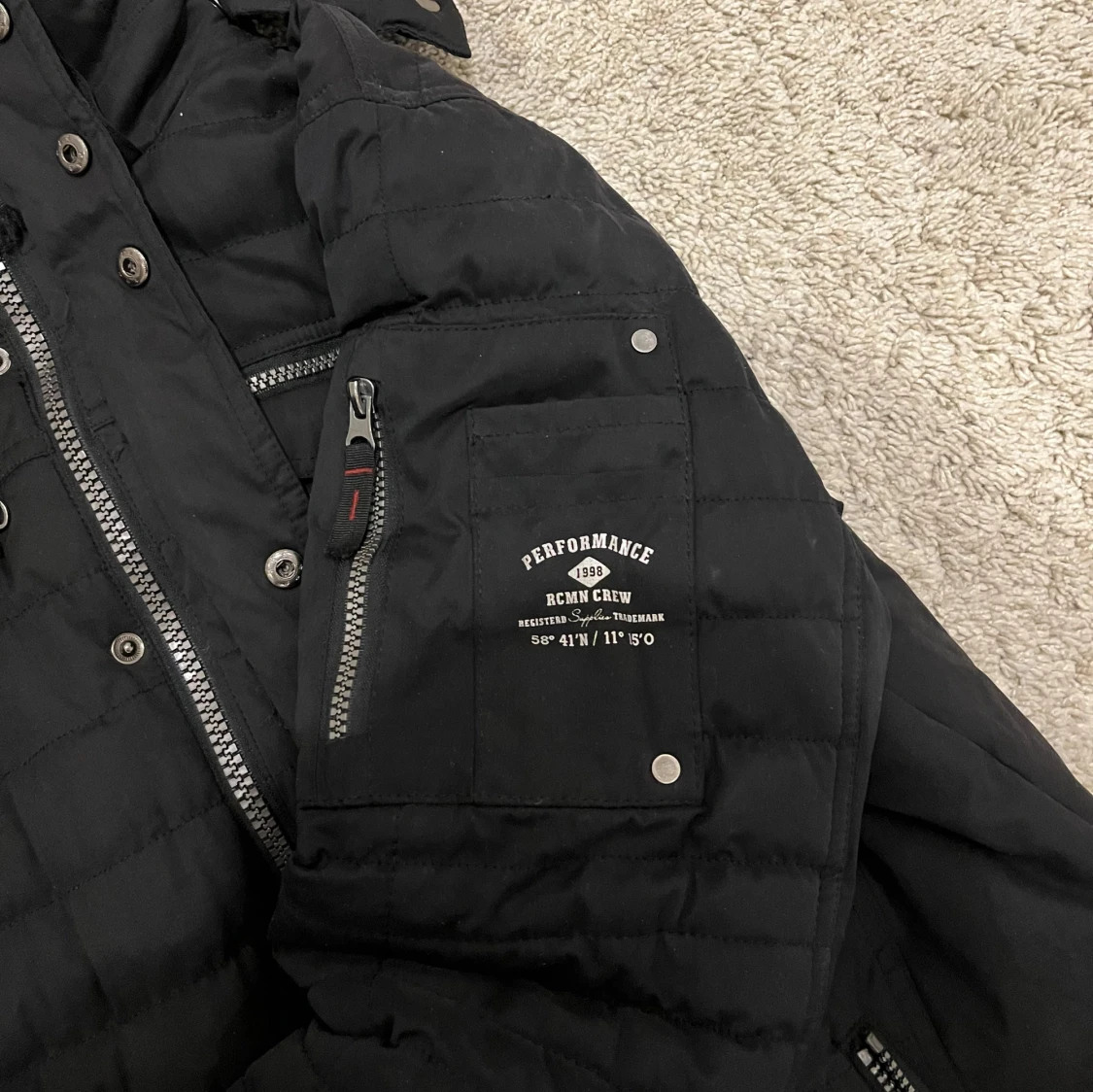 Svart quiltad jacka med huva - 3