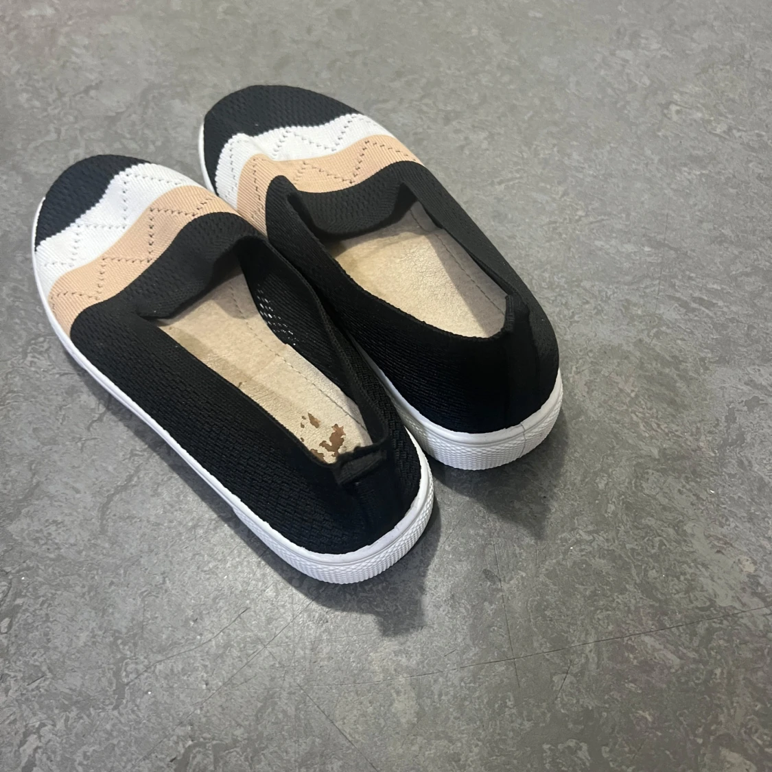 Svarta och beige ballerinaskor med mönster - 4