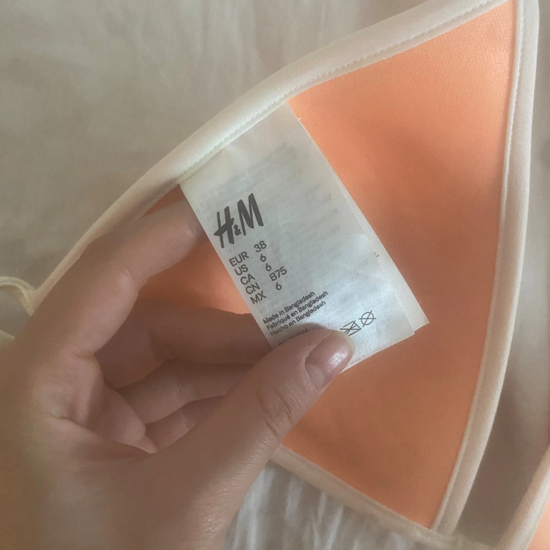 Persikofärgad bikini med vita detaljer från H&M  - 3