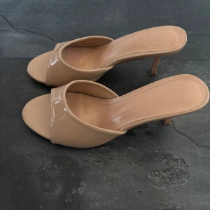 Beige klackade sandaler med öppen tå - Beiga klackar liknar dom från Mango, vet ej var dom är ifrån då dom är köpta på vinted. Köpte de nya men har använt de 1-2 gånger😊 Låg klack (ca 4 cm) och väldigt bekväma!