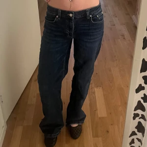 Lågmidjade jeans - Super snygga låg midjade loose jeans från Nelly! Bara använda en gång, nypris: 699kr 😇