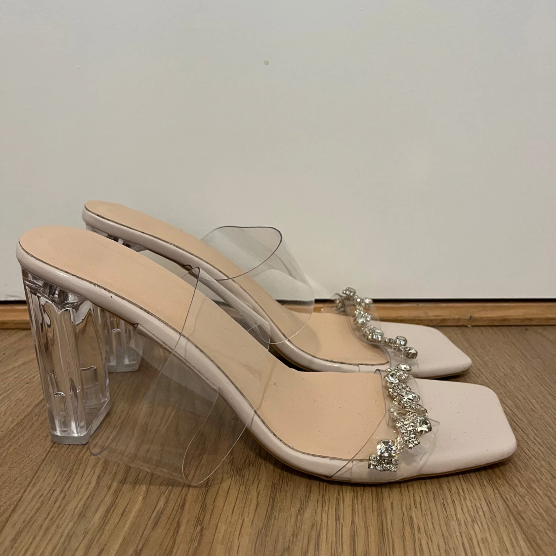 Klara klackar med strass och transparent rem