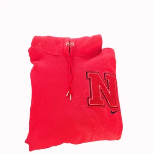 Röd Nike hoodie med N-logga - Riktigt snygg röd hoodie från Nike med stor broderad N-logga på bröstet. Klassisk känguruficka framtill, huva med snörning och långa ärmar.     Storlek S/M❤️‍🔥❤️‍🔥