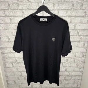 Stone Island t-shirt - Stone Island t-shirt i mycket bra skick, endast använd fåtal gånger och utan anmärkningar. Hör av dig vid intresse! 🙌