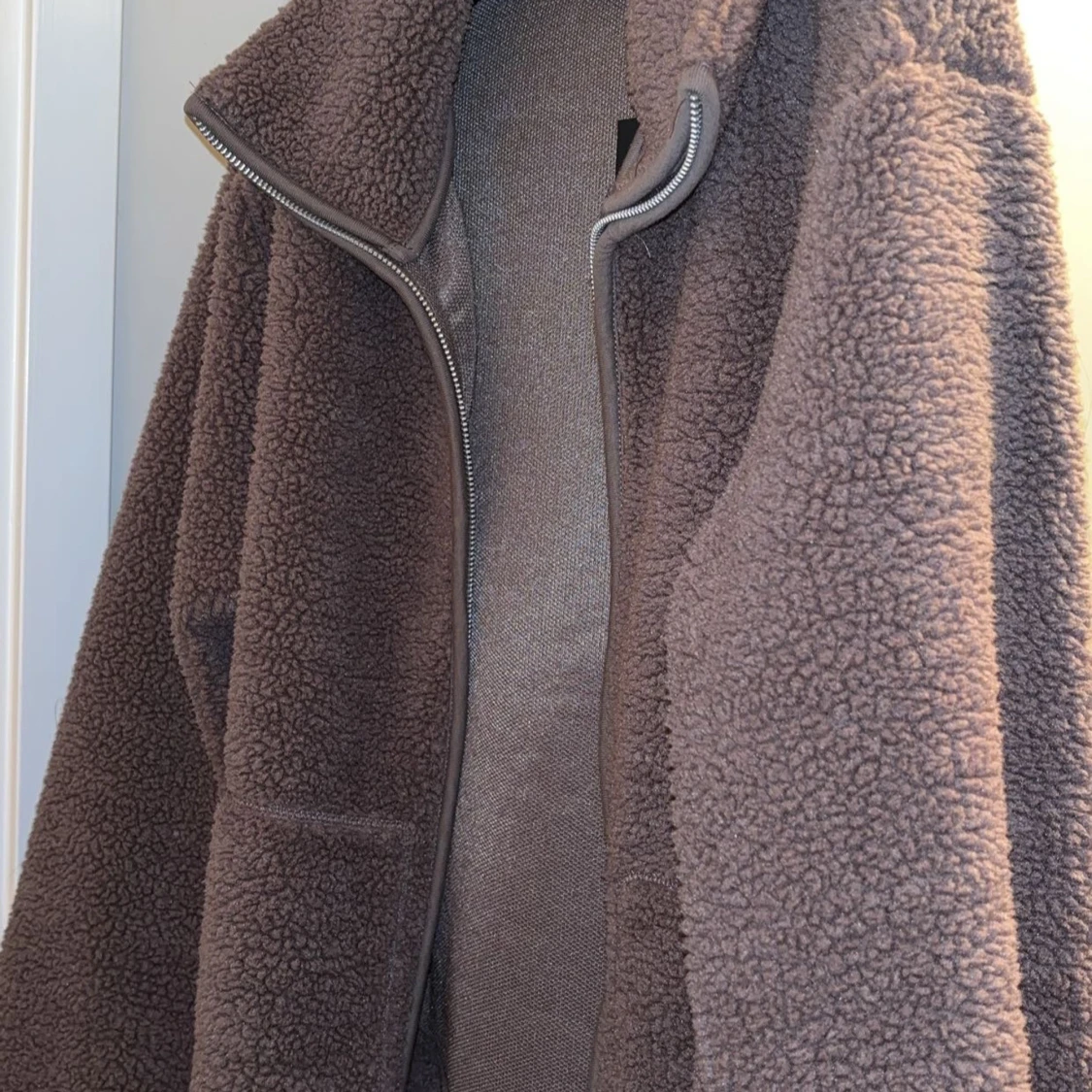 Brun teddyjacka med dragkedja