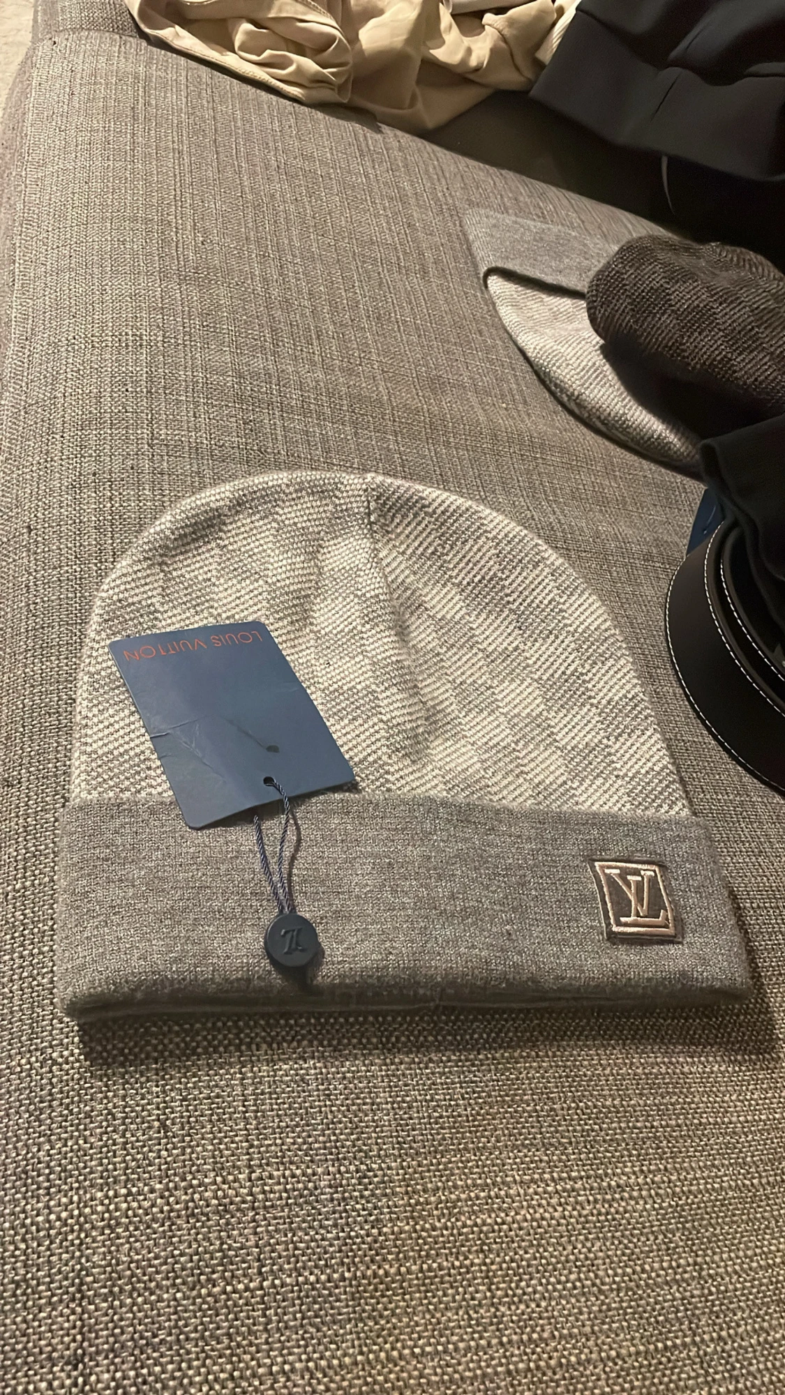 Grå mössa med mönster