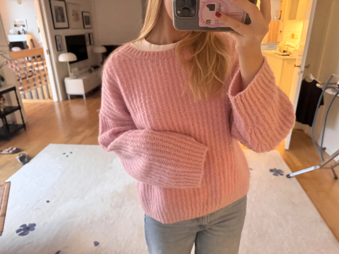 Ljusrosa stickad tröja med breda ärmar - 1