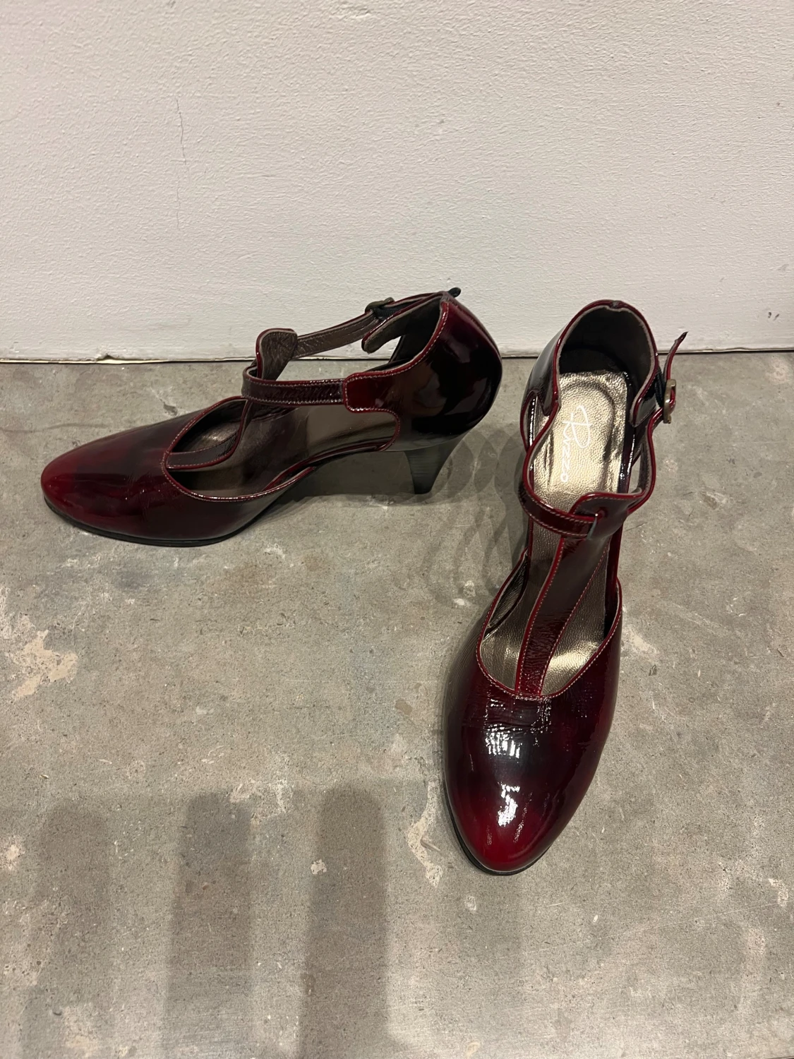 Vinröda lackpumps från Rizzo - 1