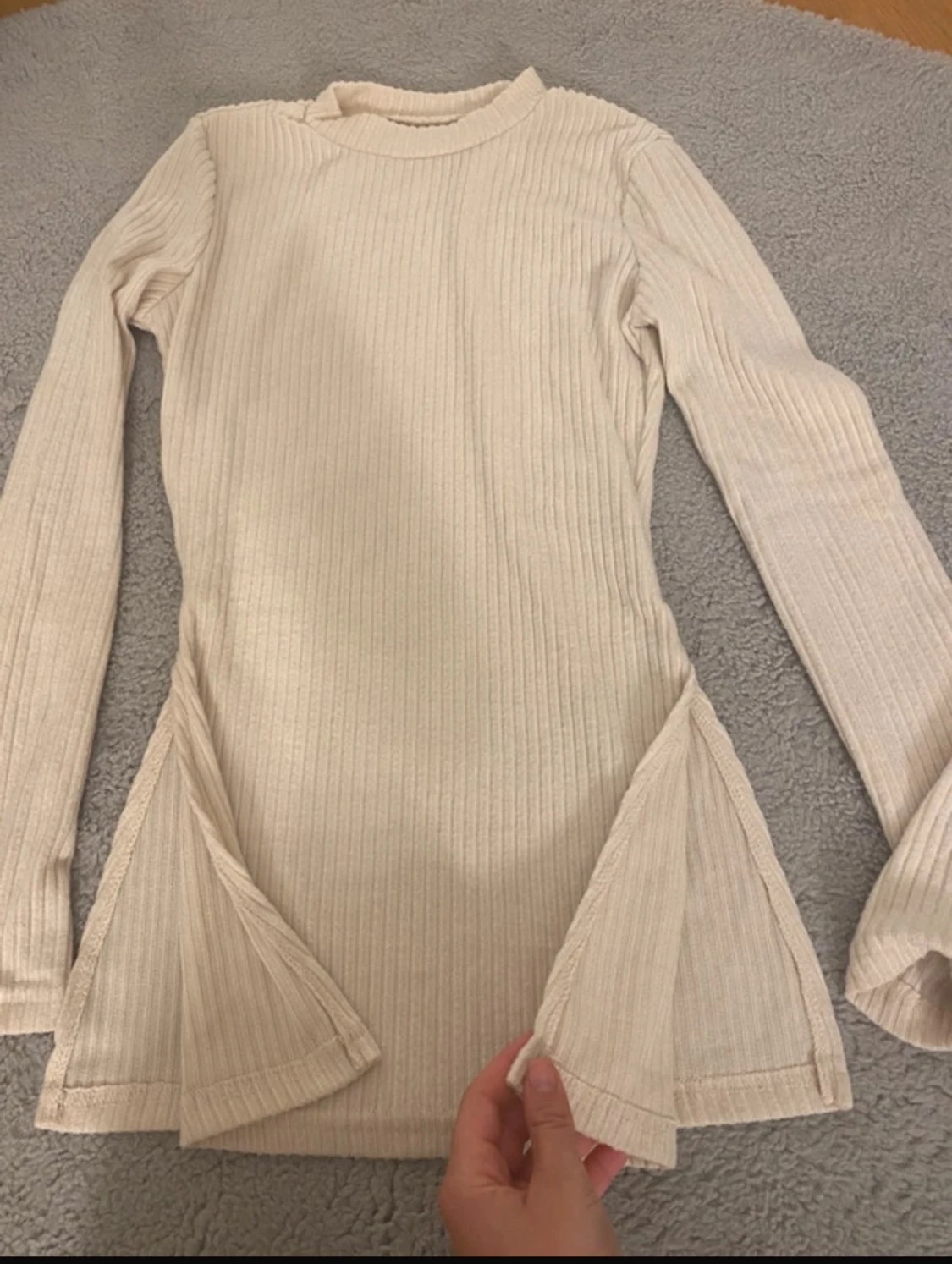 Beige ribbad långärmad topp