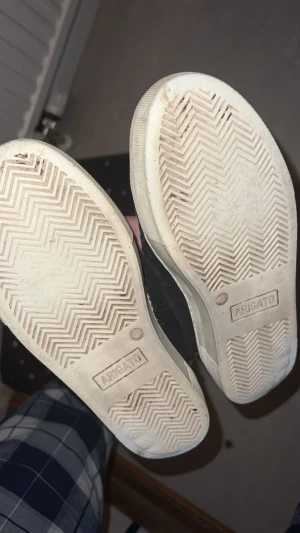 Svarta Arigato sneakers i mocka - Svarta sneakers från Arigato med ovandel i mjuk mocka och vita platta gummisulor. Skorna har rund tå, snörning och stilren design som passar till jeans eller chinos. Snygga kontraster mellan svart och vitt gör dem riktigt fräscha. KAN TVÄTTA DOM INNAN JAG SKICKAR DOM 