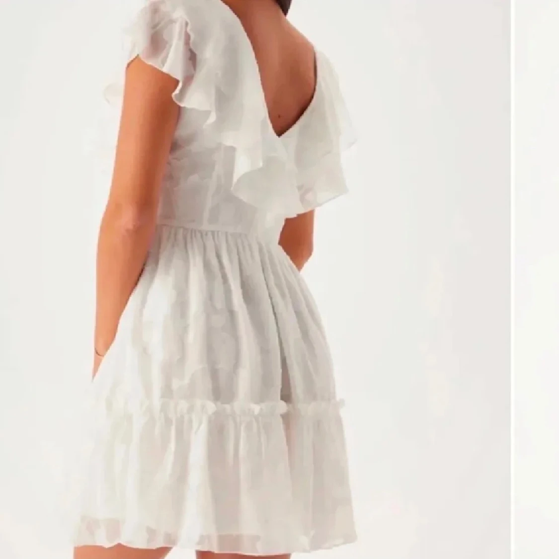 Vit volangklänning med v-ringning - 1
