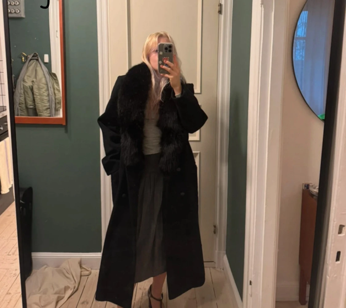 Svart lång kappa med pälskrage - 3