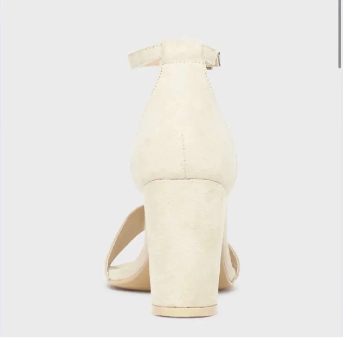 Beige sandaler med klack och ankelrem - 1