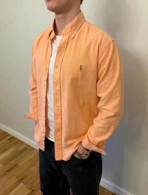 Persikofärgad Ralph Lauren skjorta - En snygg polo skjorta som passar till alla tillställningar! Du ska kunna uttrycka stil utan att det kostar för mycket!🕺🍾💼🤩  Storlek👔: L Nypris💰:  ca 1399 kr