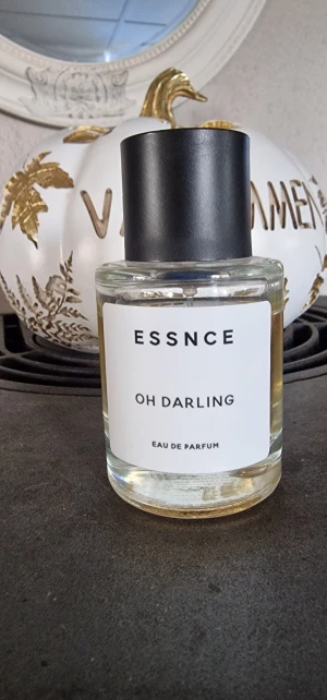 ESSNCE Oh Darling Eau de Parfum - Modern och stilren parfym från ESSNCE med namnet Oh Darling. Perfekt för dig som vill sticka ut med en unik doft. Eau de Parfum för dig som gillar trendiga val.