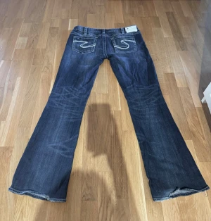 vintage jeans - jeans med supersnygga detaljer från märket silver🙏 storlek W32L32, men har även sytt dem mer low waist! (se bild 4 och 5 för mindre skador)