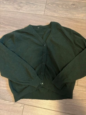 grön kofta - grön kofta i L, bra skick utan några defekter, mysig och lätt, den är från italien men vet inte villket märke