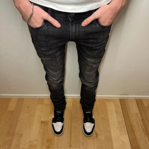 Jack & Jones Jeans - Mörkgrå Jack & Jones Jeans - Skinny / Liam - W30 L32 - Skick 9/10 Hör av er vid minsta fundering! 