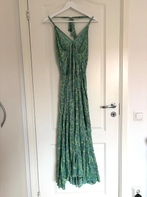 Mönstrad klänning - Jättefin mönstrad sommarklänning med halterneck. Använd endast en gång!