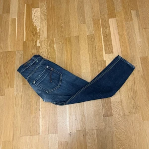 Dondup jeans - Marinblå dondup jeans i bra skick, W31. Längd cirka 93 cm