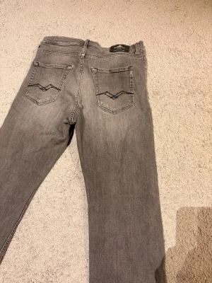 Replay jeans - Säljer Replay thad jeans i mycket bra skick. Passar som 27/30, straight fit.