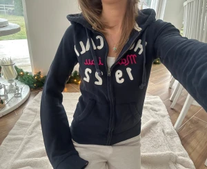 Hollister zip - En zip från Hollister i storlek S. Jag fraktar inom 24h. Se liknande plagg i min profil! 