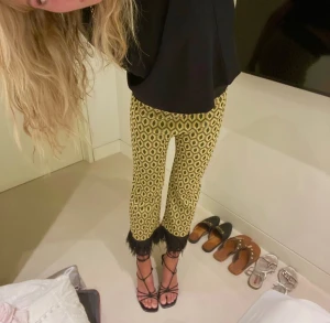 Fjäderbyxor - Unika byxor med fjäderdetaljer i M, midjemått 68 cm!!❤️❤️