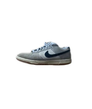 Nike Dunk Low grå mocka sneakers - Nike Dunk Low i grå mocka. Gjorde som costom design på Nikes egna hemsida. Storlek 41. Perfekta för dig som gillar streetstyle men ändå funkar till allt.