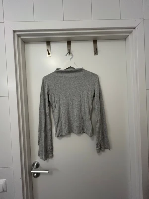 Grå långärmad topp från Lager157 - Grå långärmad topp från Lager 157. Medelhög krage och utsvängda ärmar. Aldrig använd i storlek Medium🙌🏼
