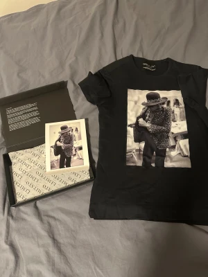 Limitato T-shirt - Limitato - T-shirt. Svart. Inga konstigheter med tröjan. Passar s och lite mindre M. Kommer med box 