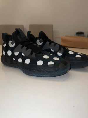 Adidas Harden Vol. 4 basketbollskor - Adidas Harden Vol. 4 basketbollskor i svart med vita prickar. Är i bra skick och har inga skador. Skorna hämtas inte upp utan skickas.