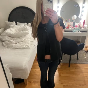 Svart fleeceväst med dragkedja - Svart fleeceväst i storlek 164 så ungefär xs/s. Knappt använd, köpte nyligen. Pris går att diskutera 💕