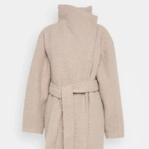 Lång beige kappa från Gina tricot!🤎 - Populär beige kappa från Gina tricot, endast använd ett fåtal gånger - så i nyskick! Den köptes förra året och såldes även slut. Hör gärna av er för mer bilder🤎