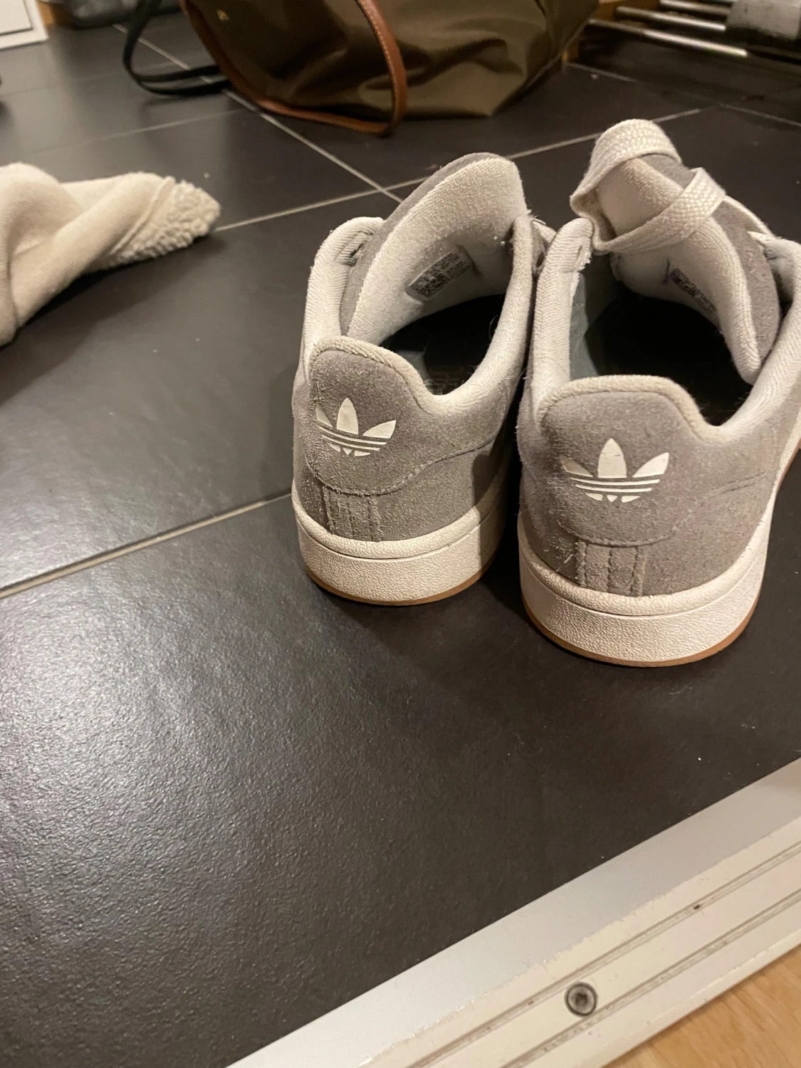 Grå Adidas Campus sneakers i mocka - 1