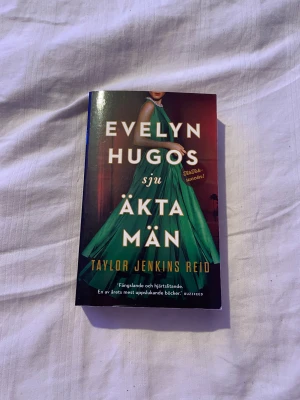 Evelyn Hugos sju äkta män av Taylor jenkins Reid - Evelyn Hugos sju äkta män av Taylor jenkins Reid boken är i mycket bra skick inga synliga skador