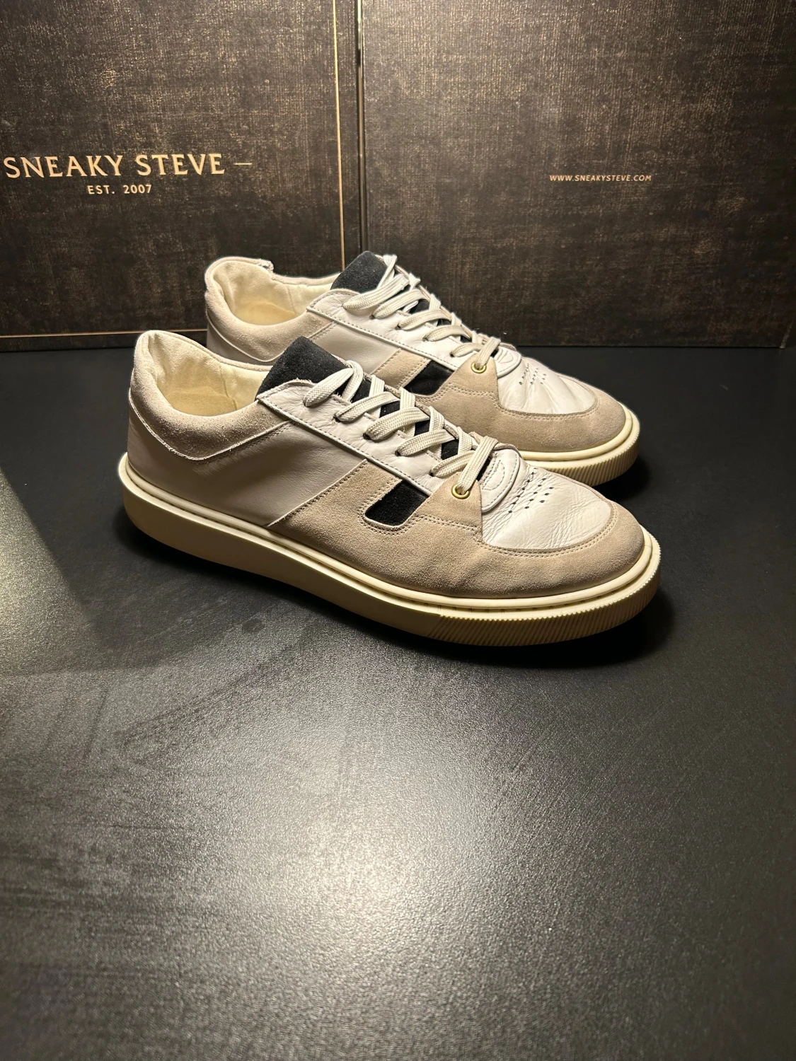 Sneaky Steve away vita och beige sneakers