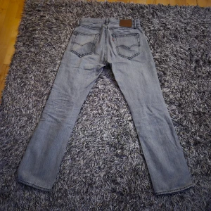 Levi's 551 W30 L32 ljusgrå jeans - Säljer ett par Levi's 551 jeans i ljusgrå tvätt. Jeansen är ganska och är inte längre 29W i midjan utan skulle nog säga att de är mer 30 W kanske till och med 31W. Skav finns vilket syns på bland annat fickor och vid fötterna. ❗️Kolla gärna in de andra jeansen i min profil