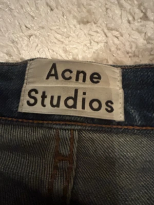 Acne Studios skinny jeans blå - Skit feta jeans från acne studios. De är mörkblå och har stretch, men är ändå gjort av ett hög kvalité material. Perfekta för en clean, stilren och Grisch look. (Det går att förhandla priset)