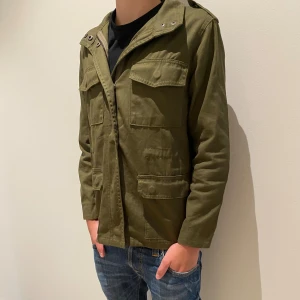 M65 Field Jacket - Field jacket i storlek ”S” passar dig som är runt ≈170cm Nypris 1599kr! Hör av er vid minsta fundering!
